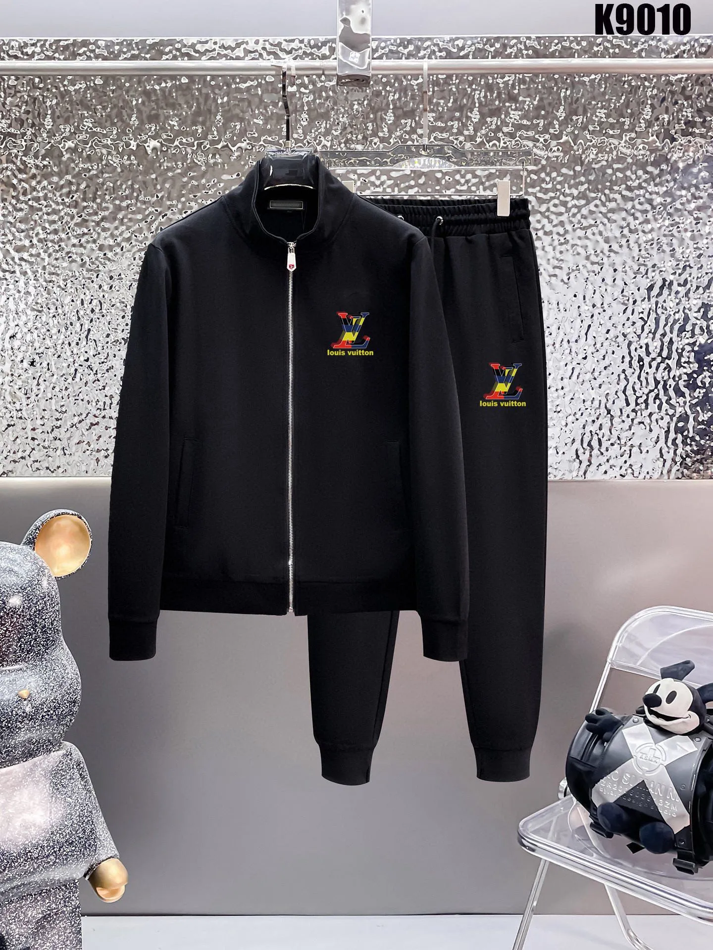 🅿️420 [LV Louis Vuitton] (Fat Man Gospel) hot-selling suit is coming. Focus on the original version of the official website. 2025 new hot-selling cardigan sweater suit. The original order is the best. 🇭🇰The meticulous work of top designers is dedicated to a fitting and perfect upper body effect. All-natural high-quality Roman cotton 100%, close-fitting comfort, noble and elegant! Original hardware embodies elegance and nobility! Counter size: M-5XL (maximum wear up to 220 pounds)